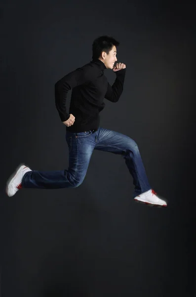 Man hoppar i luften — Stockfoto