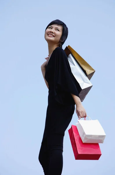 Frau in schwarz gekleidet — Stockfoto