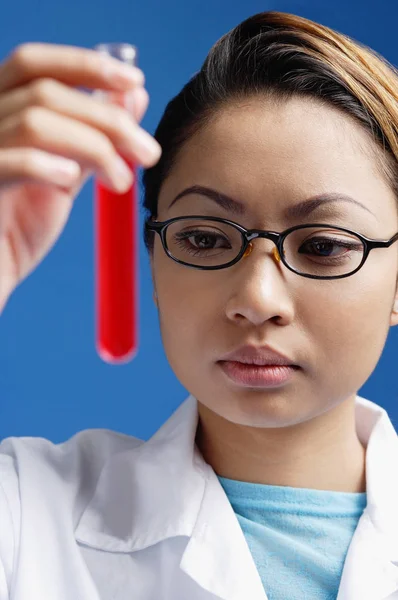 Tecnico femminile che guarda la provetta — Foto Stock