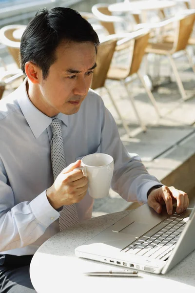 Kafede dizüstü bilgisayarlı bir iş adamı — Stok fotoğraf
