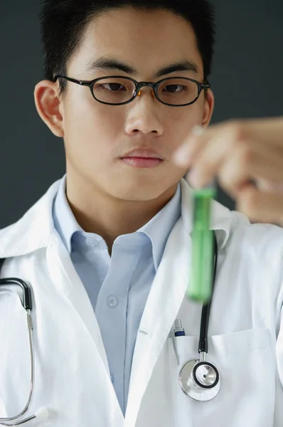 Doktor drží zkumavku — Stock fotografie
