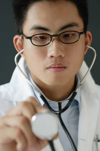 Lekarz stosujący stetoskop — Zdjęcie stockowe