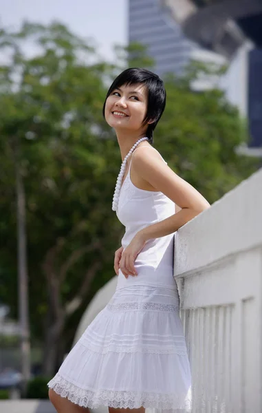 Mujer vestida de blanco — Foto de Stock
