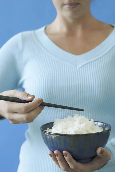 Kobieta gospodarstwa miska ryżu — Zdjęcie stockowe