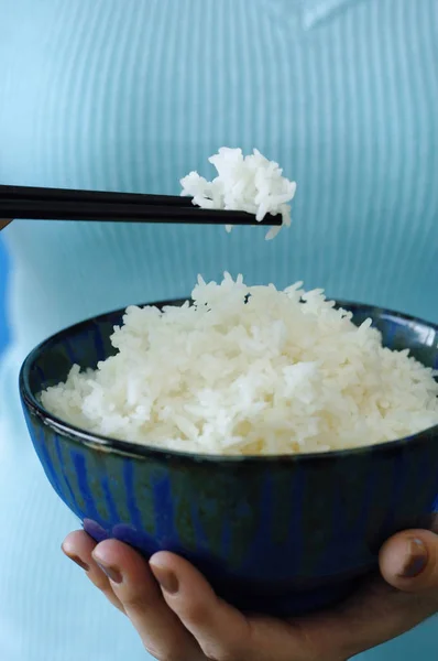 Mujer sosteniendo tazón de arroz —  Fotos de Stock