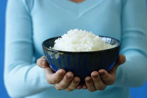 Kobieta gospodarstwa miska ryżu — Zdjęcie stockowe