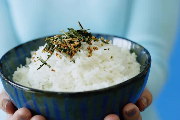 Mujer sosteniendo tazón de arroz —  Fotos de Stock