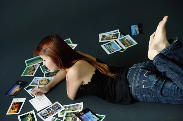 Mulher deitada no chão — Fotografia de Stock