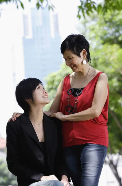 Madre e hija adulta — Foto de Stock