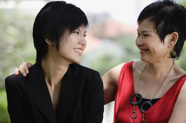 Madre e hija adulta — Foto de Stock