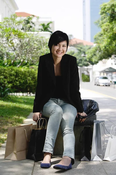 Mujer sentada en la ciudad — Foto de Stock