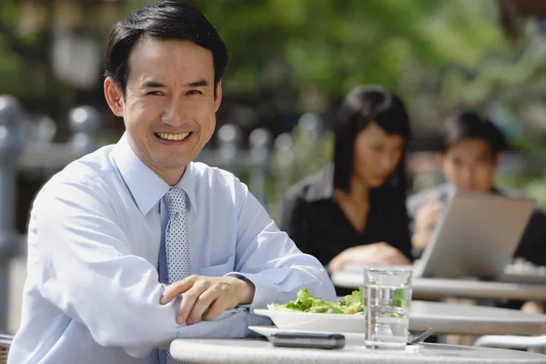 Les gens d'affaires au café extérieur — Photo