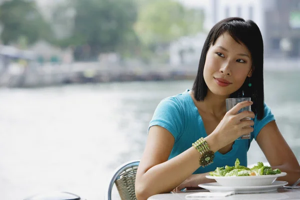 Giovane donna in caffè — Foto Stock