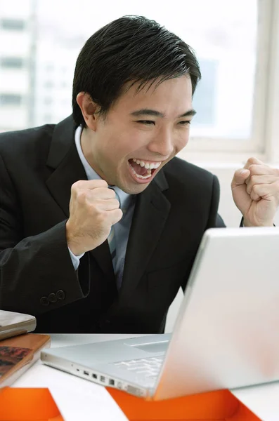 Affärsman tittar på laptop — Stockfoto