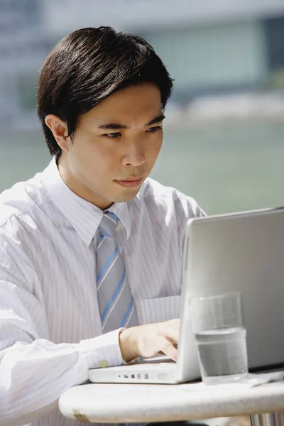 Homme d'affaires à l'extérieur avec ordinateur portable — Photo