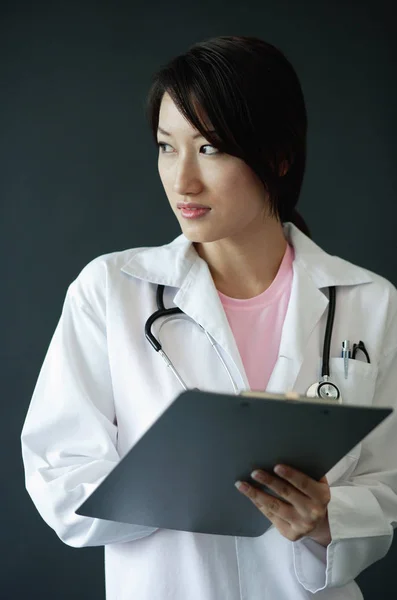 Жінка-лікар, тримає буфер обміну — стокове фото