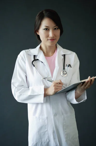 Kvinnlig läkare stående — Stockfoto