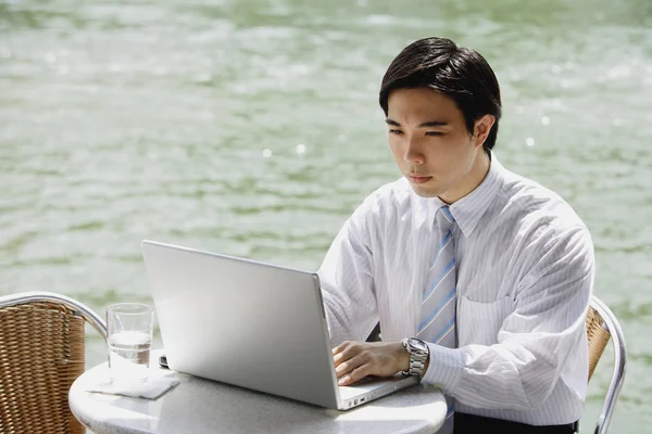 Biznesmen na zewnątrz z laptopa — Zdjęcie stockowe