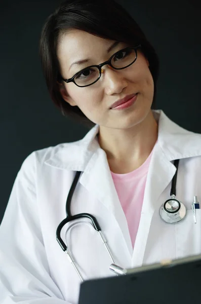 Kvinnliga läkare anläggning Urklipp — Stockfoto