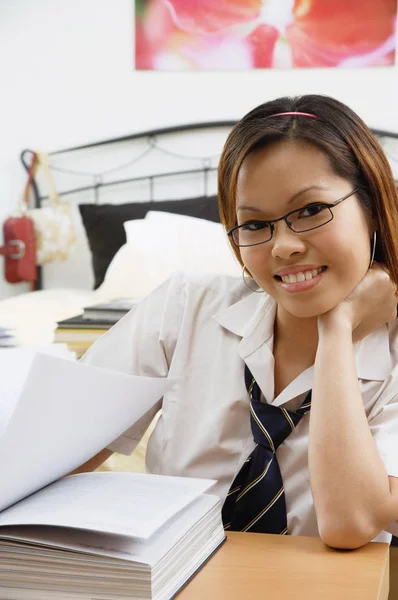 Meisje in schooluniform — Stockfoto