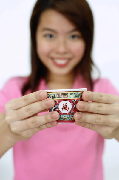 Mujer sosteniendo taza de té chino — Foto de Stock