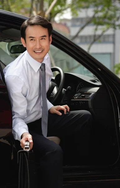 Бизнесмен выходит из машины — стоковое фото