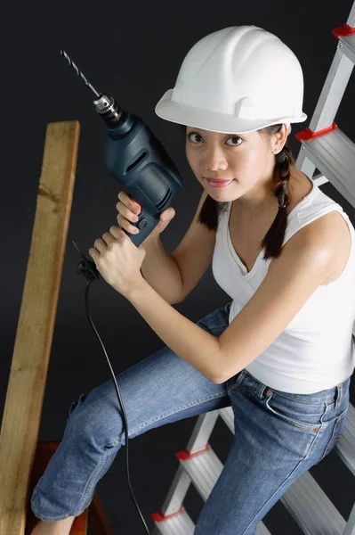 Jonge vrouw in hard hat — Stockfoto