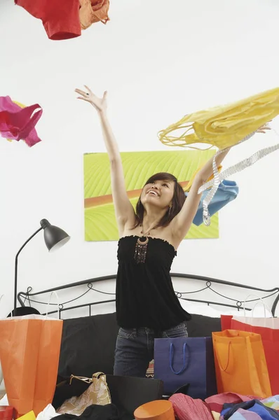 Chica lanzando ropa en el aire — Foto de Stock