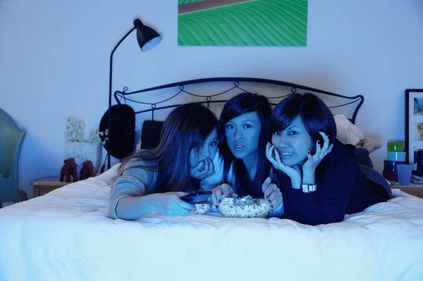 Girls eating popcorn — Stock Photo, Image