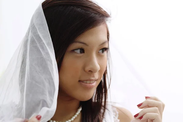 Jovem mulher vestindo véu — Fotografia de Stock