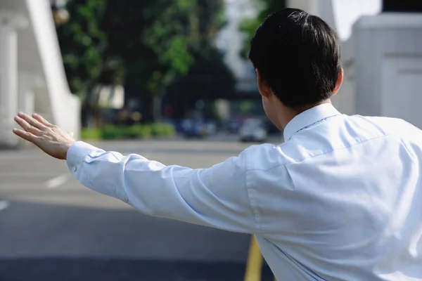Empresário sinalizando um táxi — Fotografia de Stock