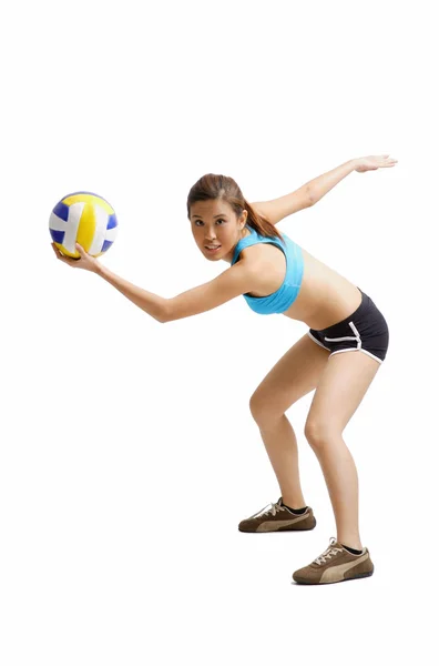 Frau bereitet sich auf Volleyball vor — Stockfoto