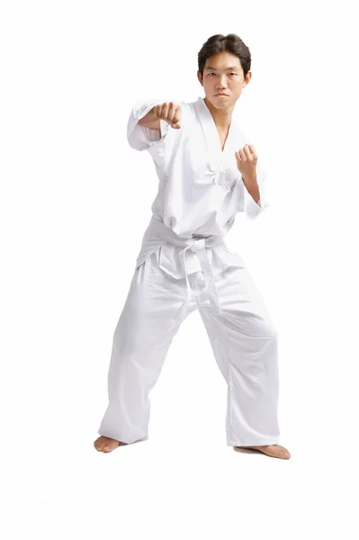 Ung man bär martial arts uniform — Stockfoto