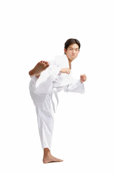 Молодой человек в форме боевых искусств — стоковое фото