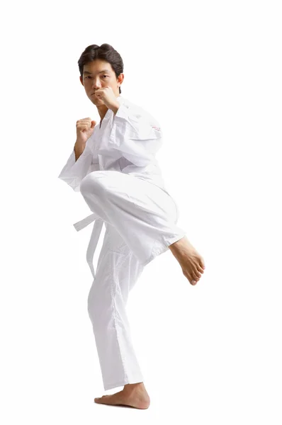 Dövüş sanatları üniforma giyen genç adam — Stok fotoğraf