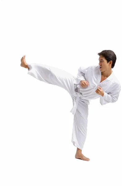 Ung man bär martial arts uniform — Stockfoto