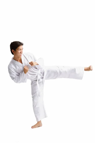 Ung man bär martial arts uniform — Stockfoto
