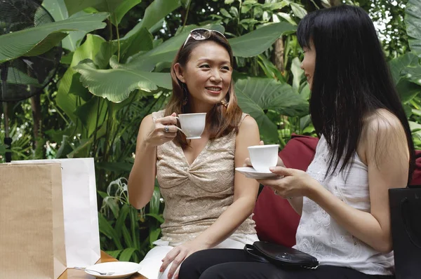 Twee vrouwen in tuin café — Stockfoto