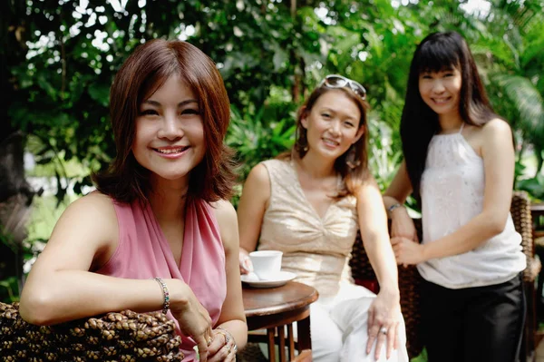 Las mujeres en la cafetería jardín al aire libre — Foto de Stock