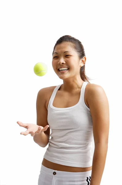 여자 던지기 테니스 공 — 스톡 사진