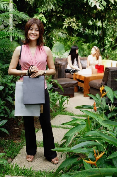 Vrouwen in tuin café — Stockfoto