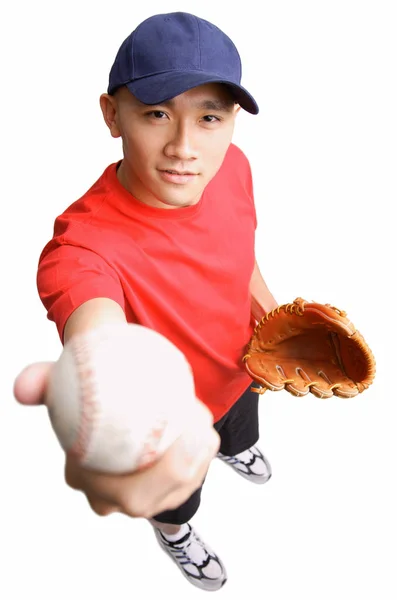 Jovem usando luva de beisebol — Fotografia de Stock