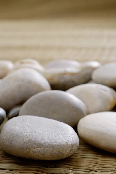 Kieselsteine auf Tatamimatte — Stockfoto