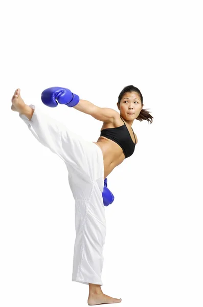 Giovane donna kickboxer — Foto Stock