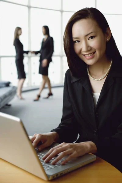 Woman at desk with laptop — Stock Photo, Image