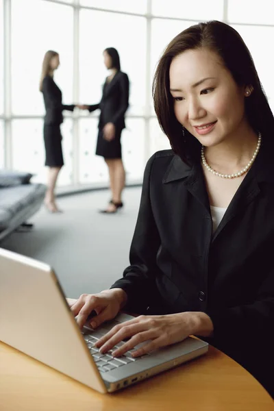 Mulher na mesa com laptop — Fotografia de Stock