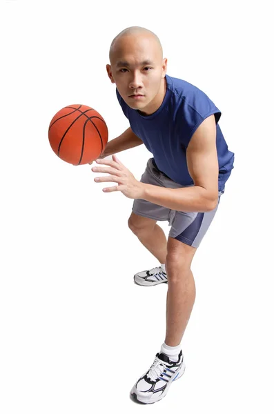 Jovem segurando basquete — Fotografia de Stock