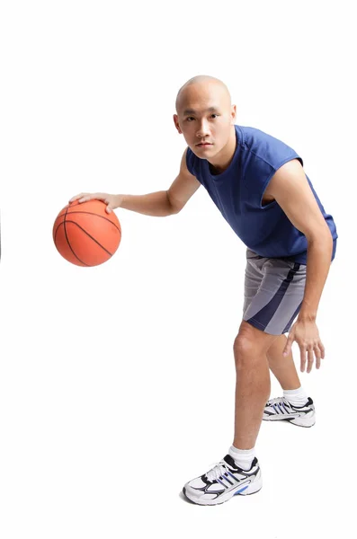Человек дриблинг баскетбол — стоковое фото