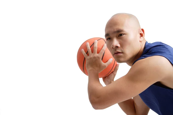 Hombre jugando baloncesto — Foto de Stock