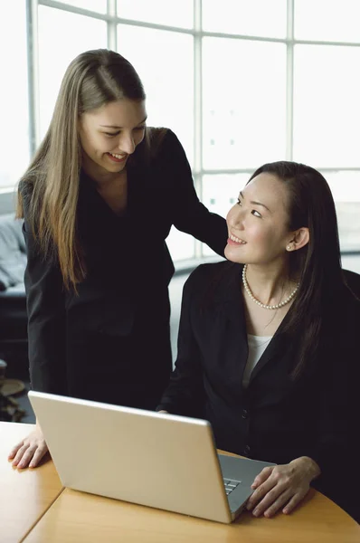 Dos mujeres de negocios —  Fotos de Stock